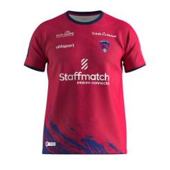 Koszulka domowa Clermont Foot 63 2023/24. Czerwone koszulki sportowe męskie Uhlsport, l, bez wzorów, z jersey, bez kołnierzyka, bez ramiączek, do piłki nożnej. Za 351.00 zł.