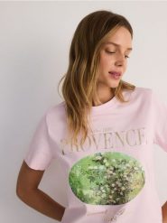 Bawełniany t-shirt z nadrukiem - pastelowy róż. Czerwone t-shirty damskie Reserved, l, bez wzorów, z bawełny, bez kołnierzyka. W wyprzedaży za 35.99 zł.