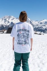 OOSC x Wellbrick First Lift T-shirt. Białe t-shirty damskie OOSC, m, bez wzorów, z bawełny, klasyczne, bez kołnierzyka. Za 244.99 zł.