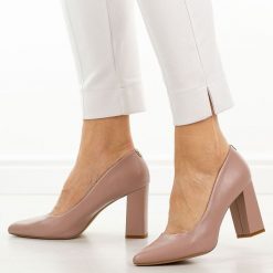 Fioletowe czółenka damskie na słupku Sergio Leone Pb216. Fioletowe czółenka damskie Sergio Leone, bez wzorów, ze skóry, eleganckie, bez obcasa, na słupku, bez zapięcia. Za 169.00 zł.