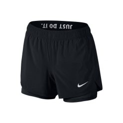 Spodenki fitness NIKE 2 w 1. Szorty damskie marki Nike. W wyprzedaży za 89.99 zł.