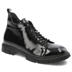 Czarne Botki Venezia Modne Buty Damskie. Czarne botki damskie Venezia, na wiosnę, z lakierowanej skóry, klasyczne, bez obcasa, bez zapięcia. Za 409.00 zł.
