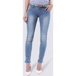 Jasnoniebieskie Jeansy Flocculent. Jeansy damskie marki Born2be. Za 34.99 zł.