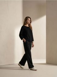 Sweter z wiskozą - czarny. Czarne swetry damskie Sinsay, l, bez wzorów, z wiskozy, bez kołnierzyka, bez ramiączek, bez kaptura. Za 39.99 zł.