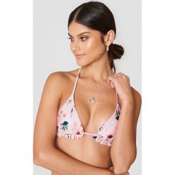 Debiflue x NA-KD Góra bikini z falbanką - Pink,Multicolor. Bikini damskie marki bonprix. W wyprzedaży za 50.47 zł.
