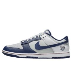 Buty do chodzenia dla dorosłych Nike Dunk Low NBA 75th Anniversary Brooklyn Nets. Szare obuwie sportowe damskie Nike, bez wzorów, z koronki, do biegania. Za 816.49 zł.
