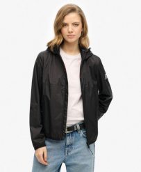 Kurtka przeciwwiatrowa z kapturem i logo. Czarne kurtki damskie Superdry., xs, bez wzorów, z kapturem. Za 353.45 zł.