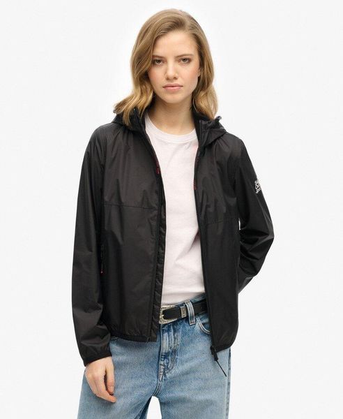 Kurtka przeciwwiatrowa z kapturem i logo. Czarne kurtki damskie Superdry., xs, bez wzorów, z kapturem. Za 311.10 zł.