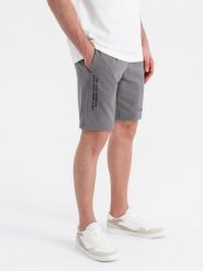 Dopasowane męskie krótkie dresowe spodenki z nadrukami – szare V3 OM-SRSK-0138 - XXL. Szare krótkie spodenki sportowe męskie Ombre Clothing, l, bez wzorów, z bawełny, na fitness i siłownię. W wyprzedaży za 69.99 zł.