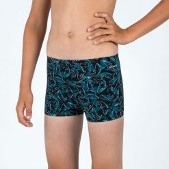 Bokserki pływackie dla dzieci Nabaiji 500 Fitib Shark. Czarne kąpielówki dla chłopców NABAIJI, bez wzorów, z elastanu. Za 49.99 zł.