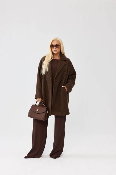 Brązowy damski płaszcz Isabella z tkaniny bukla - elegancja i komfort PLUS SIZE XXL OVERSIZE JESIEŃ. Brązowe płaszcze damskie Moda Size Plus Iwanek, na jesień, l, bez wzorów, z poliesteru, eleganckie, plus size, krótkie, bez kaptura. Za 559.90 zł.