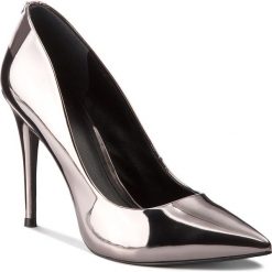 Szpilki GUESS - FLOK24 FAM08 PEWTE. Szpilki damskie marki Clarks. W wyprzedaży za 399.00 zł.