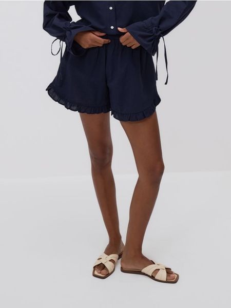 Bawełniane szorty z falbankami - granatowy. Niebieskie szorty damskie Reserved, l, bez wzorów, z bawełny. W wyprzedaży za 79.99 zł.