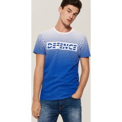 T-shirt z nadrukiem - Niebieski. Niebieskie t-shirty męskie House, z nadrukiem. Za 49.99 zł.