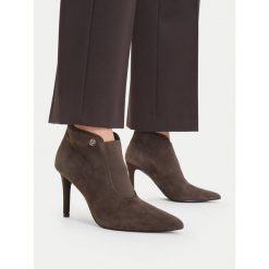 Botki MEXX. Brązowe botki damskie Mexx, bez obcasa, na szpilce, bez zapięcia. Za 399.99 zł.
