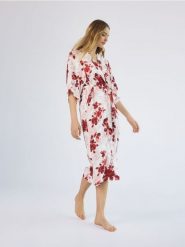 Wzorzysty szlafrok z wiskozy - różowy. Czerwone szlafroki damskie Reserved, l, bez wzorów, z tkaniny, bez ramiączek, bez kaptura. Za 149.99 zł.