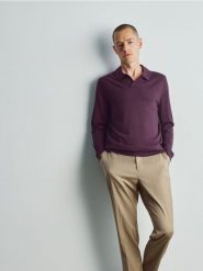 Sweter polo z wiskozą - ciemnofioletowy. Fioletowe swetry przez głowę męskie Reserved, l, bez wzorów, z dzianiny, bez kołnierzyka. Za 119.99 zł.