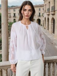 Koszulowa bluzka z żakardowymi rękawami - biały. Białe bluzki damskie Sinsay, l, bez wzorów, z żakardem, bez kołnierzyka, bez ramiączek. Za 39.99 zł.