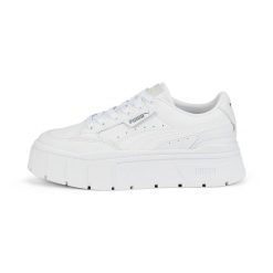 Buty do chodzenia damskie Puma MAYZE STACK LTHR. Białe obuwie sportowe damskie Puma, bez wzorów, trekkingowe. W wyprzedaży za 259.00 zł.