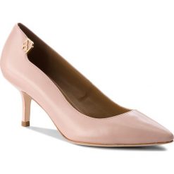 Szpilki TORY BURCH - Elizabeth 65MM Pump 32604 Sea Shell Pink 654. Czerwone szpilki damskie Tory Burch, ze skóry. W wyprzedaży za 849.00 zł.