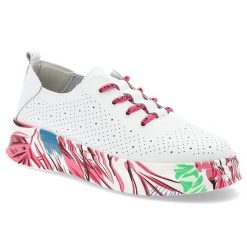 Białe Sneakersy Filippo Modne Obuwie Damskie Na Kolorowej Podeszwie. Białe obuwie sportowe damskie Filippo, bez wzorów, z materiału, klasyczne, bez obcasa, bez zapięcia. Za 199.00 zł.