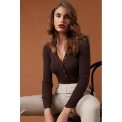 NA-KD Trend Sweter z guzikami - Brown. Brązowe swetry damskie NA-KD Trend, dekolt w kształcie v. Za 141.95 zł.