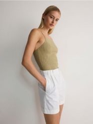 Bawełniane szorty - złamana biel. Szorty damskie Reserved, l, bez wzorów, z bawełny. W wyprzedaży za 39.99 zł.
