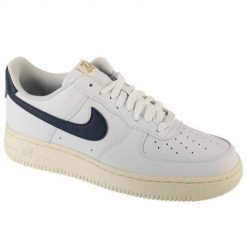 Buty do chodzenia damskie Nike Air Force 1. Białe obuwie sportowe damskie Nike, bez wzorów, z gumy, trekkingowe, Nike Air Force. Za 641.00 zł.