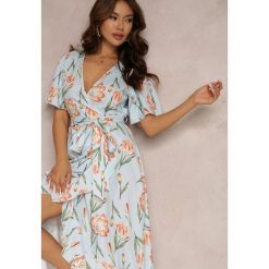 Jasnoniebieska Sukienka Zinano. Niebieskie sukienki damskie Renee, m, bez wzorów, z materiału, bez kołnierzyka, bez ramiączek, midi, kopertowe. Za 49.99 zł.