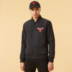 Kurtka Chicago Bulls Logo. Czarne kurtki męskie New Era, m, bez wzorów, z materiału, retro, bez kaptura. Za 444.95 zł.