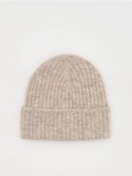 Czapka beanie z domieszką wełny - kremowy. Białe czapki i kapelusze damskie Reserved, bez wzorów, z wełny. W wyprzedaży za 39.99 zł.