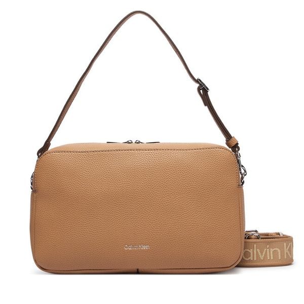 Torebka Calvin Klein. Brązowe listonoszki damskie Calvin Klein, bez wzorów, bez dodatków. Za 357.99 zł.