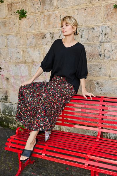 Spódnica midi w kwiaty czarna. Czarne spódnice damskie MOODO, l, bez wzorów, z wiskozy, midi. W wyprzedaży za 34.99 zł.