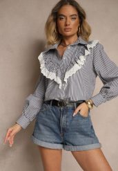 Czarna Koszula z Bawełny w Prążki Zdobiona Ażurową Falbanką przy Dekolcie Paliara. Czarne bluzki damskie Renee, m, z aplikacjami, z bawełny, eleganckie, bez kołnierzyka, bez ramiączek. Za 49.99 zł.