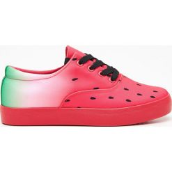 Trampki z arbuzowym nadrukiem - Różowy. Trampki i tenisówki damskie marki Cropp. Za 79.99 zł.