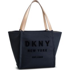 Torebka DKNY - R91AGB32 Navy NVY. Niebieskie torebki do ręki damskie marki DKNY, bez wzorów, z materiału, klasyczne. Za 819.00 zł.
