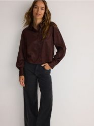 Koszula ze strukturalnym wzorem - brązowy. Brązowe koszule damskie Reserved, l, bez wzorów, z tkaniny, bez kołnierzyka, bez ramiączek. W wyprzedaży za 39.99 zł.