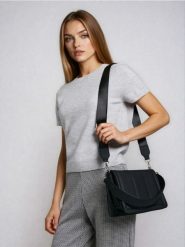 Torebka z dwoma paskami - czarny. Czarne torebki do ręki damskie Sinsay, bez wzorów, bez dodatków. Za 49.99 zł.