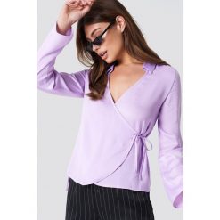 NA-KD Satynowa koszula z kopertowym przodem - Purple. Koszule damskie marki NA-KD. W wyprzedaży za 32.38 zł.