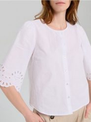 Koszulowa bluzka z ażurowym wykończeniem rękawa - biały. Białe bluzki damskie Sinsay, l, w ażurowe wzory, bez kołnierzyka, bez ramiączek. Za 49.99 zł.