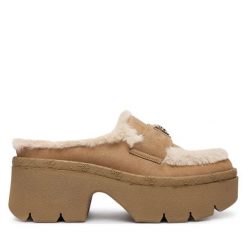 Klapki Guess. Brązowe klapki damskie Guess, z aplikacjami, bez obcasa. Za 509.99 zł.