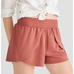 Szorty - Różowy. Szorty damskie Reserved. W wyprzedaży za 29.99 zł.