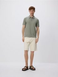 Koszulka polo regular fit - oliwkowy. Zielone koszulki polo męskie Reserved, l, bez wzorów, z dzianiny, bez ramiączek. Za 79.99 zł.