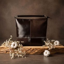 Shopperka skórzana SHE asia zamsz czekoladowa. Brązowe torebki do ręki damskie SHE, bez wzorów, ze skóry, eleganckie, zamszowe, bez dodatków. Za 359.99 zł.