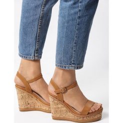 Camelowe Sandały Journee. Sandały damskie Born2be, bez wzorów, z jeansu, bez obcasa, na koturnie, bez zapięcia. Za 49.99 zł.