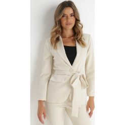 Jasnobeżowa Marynarka z Wiązanym Paskiem Alcosyne. Brązowe żakiety damskie Born2be, l, bez wzorów, eleganckie. Za 129.99 zł.