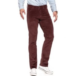 WRANGLER SPODNIE MĘSKIE ARIZONA BURNT BRICK W12OEC222 112126328. Czerwone spodnie materiałowe męskie Wrangler, l, bez wzorów, ze sztruksu. W wyprzedaży za 119.99 zł.