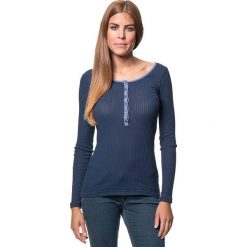 Koszulka w kolorze granatowym. T-shirty damskie marki Benetton, z bawełny, z okrągłym kołnierzem, z długim rękawem. W wyprzedaży za 64.95 zł.