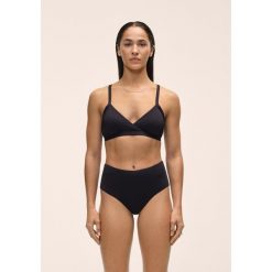 Stanik Casall Overlap Bikinio Top. Czarne biustonosze Casall, m, bez wzorów, bez kołnierzyka, bez ramiączek. W wyprzedaży za 181.99 zł.