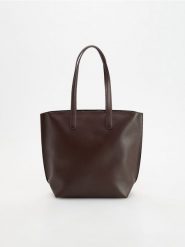 Torebka shopper - brązowy. Brązowe torebki shopper damskie Reserved, bez wzorów, ze skóry, bez dodatków. Za 119.99 zł.